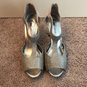 Silver sparkle pumps
